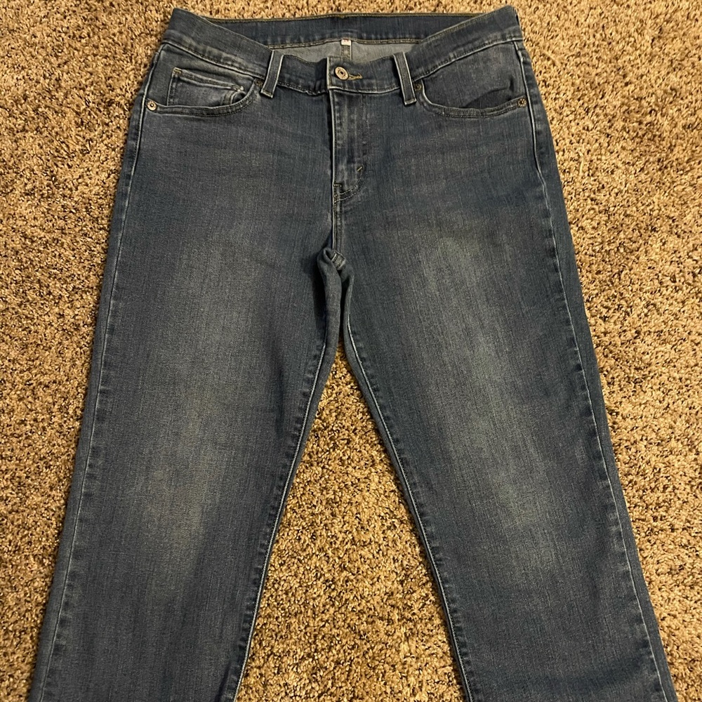 Levi’s Women medium wash capri jeans with cuff size 29